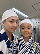 “若い者”に変身した2人。お兄ちゃんたちに交じって出られることに、うれしそうなヒトくん。