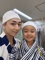 “若い者”に変身した2人。お兄ちゃんたちに交じって出られることに、うれしそうなヒトくん。