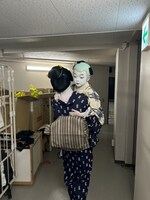 ヒトくんを大事に抱っこして運ぶ米吉。2人の姿だけ見ると、江戸時代にタイムスリップしたかのような気持ちに。