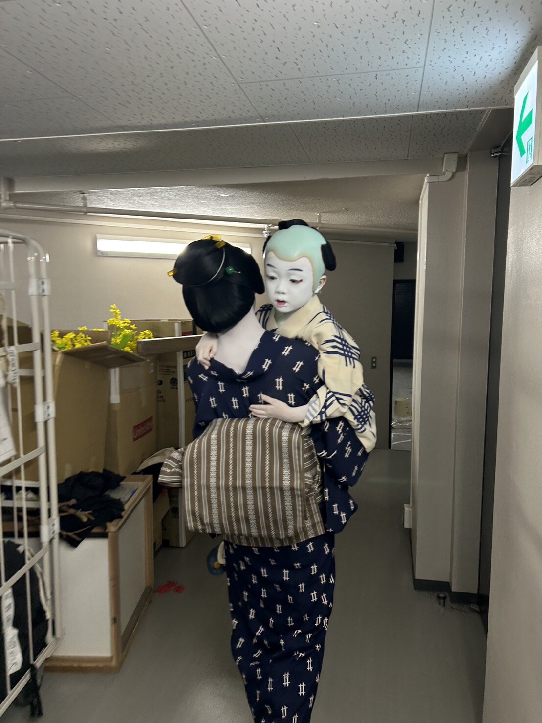 ヒトくんを大事に抱っこして運ぶ米吉。2人の姿だけ見ると、江戸時代にタイムスリップしたかのような気持ちに。