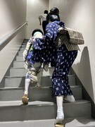 うんしょ、うんしょ…と階段を上がっていくヒトくんと、サポートするママ・米吉。そんな2人を先導する白シャツ姿の男性は、ヒトくんのリアルパパ・尾上菊之丞！