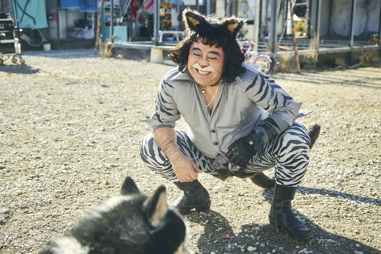 「にゃあおおお！」“猫化”した皆川猿時があくび、街を闊歩