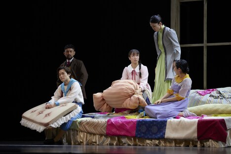 神奈川県民ホール“オープンシアター2023” ダンス劇「マリーの夢」より。（撮影：飯野高拓）