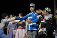 神奈川県民ホール“オープンシアター2023” ダンス劇「マリーの夢」より。（撮影：飯野高拓）