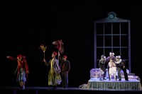 神奈川県民ホール“オープンシアター2023” ダンス劇「マリーの夢」より。（撮影：飯野高拓）