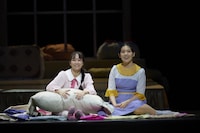 神奈川県民ホール“オープンシアター2023” ダンス劇「マリーの夢」より。（撮影：飯野高拓）