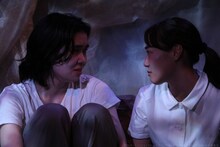 果てとチーク 第6回本公演「くらいところからくるばけものはあかるくてみえない」より。