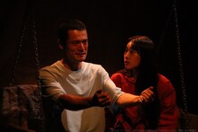 果てとチーク 第6回本公演「くらいところからくるばけものはあかるくてみえない」より。