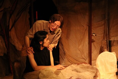 果てとチーク 第6回本公演「くらいところからくるばけものはあかるくてみえない」より。