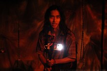 果てとチーク 第6回本公演「くらいところからくるばけものはあかるくてみえない」より。