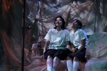 果てとチーク 第6回本公演「くらいところからくるばけものはあかるくてみえない」より。