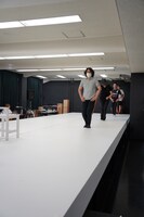 木ノ下歌舞伎「勧進帳」稽古の様子。まずは摺り足の稽古から。