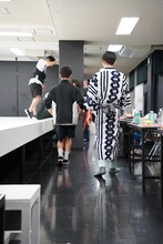 木ノ下歌舞伎「勧進帳」稽古の様子。大知に摺り足のアドバイスをする坂口涼太郎。