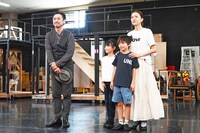 公開稽古を終え、子役たちと共に報道陣にあいさつする石丸幹二（左）、安蘭けい（右）。