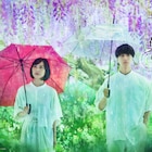 舞台「言の葉の庭」東京公演のメインビジュアル、雨の庭園に孝雄と百香里が佇む