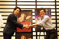 架空の新聞社・ミステリータイムス社の社員からの捜査協力を引き受ける林一敬（左）。