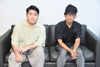少しシリアスな表情を浮かべる皆川猿時（左）と微笑む細川徹（右）。