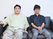 和やかな雰囲気の皆川猿時（左）と細川徹（右）。