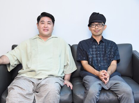 和やかな雰囲気の皆川猿時（左）と細川徹（右）。
