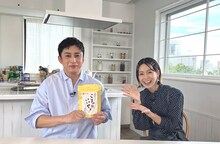 「高麗屋のだし こりゃいいや！」を手に持つ松本幸四郎（左）と、酒井瞳。