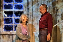 劇団俳優座 No.354「ラフタリーの丘で」より。（撮影：古元道広）