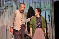 劇団俳優座 No.354「ラフタリーの丘で」より。（撮影：古元道広）