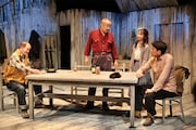 劇団俳優座「ラフタリーの丘で」開幕、演出の高岸未朝「『これぞ演劇!』という骨太な作品」