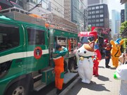 「HIGASHIGINZA BOUSAI FES 2023」より、敬礼を返すかぶきにゃんたろう。