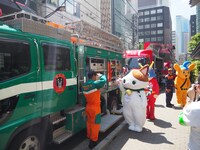 「HIGASHIGINZA BOUSAI FES 2023」より、敬礼を返すかぶきにゃんたろう。