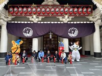 「HIGASHIGINZA BOUSAI FES 2023」より、水消火器の体験の様子。