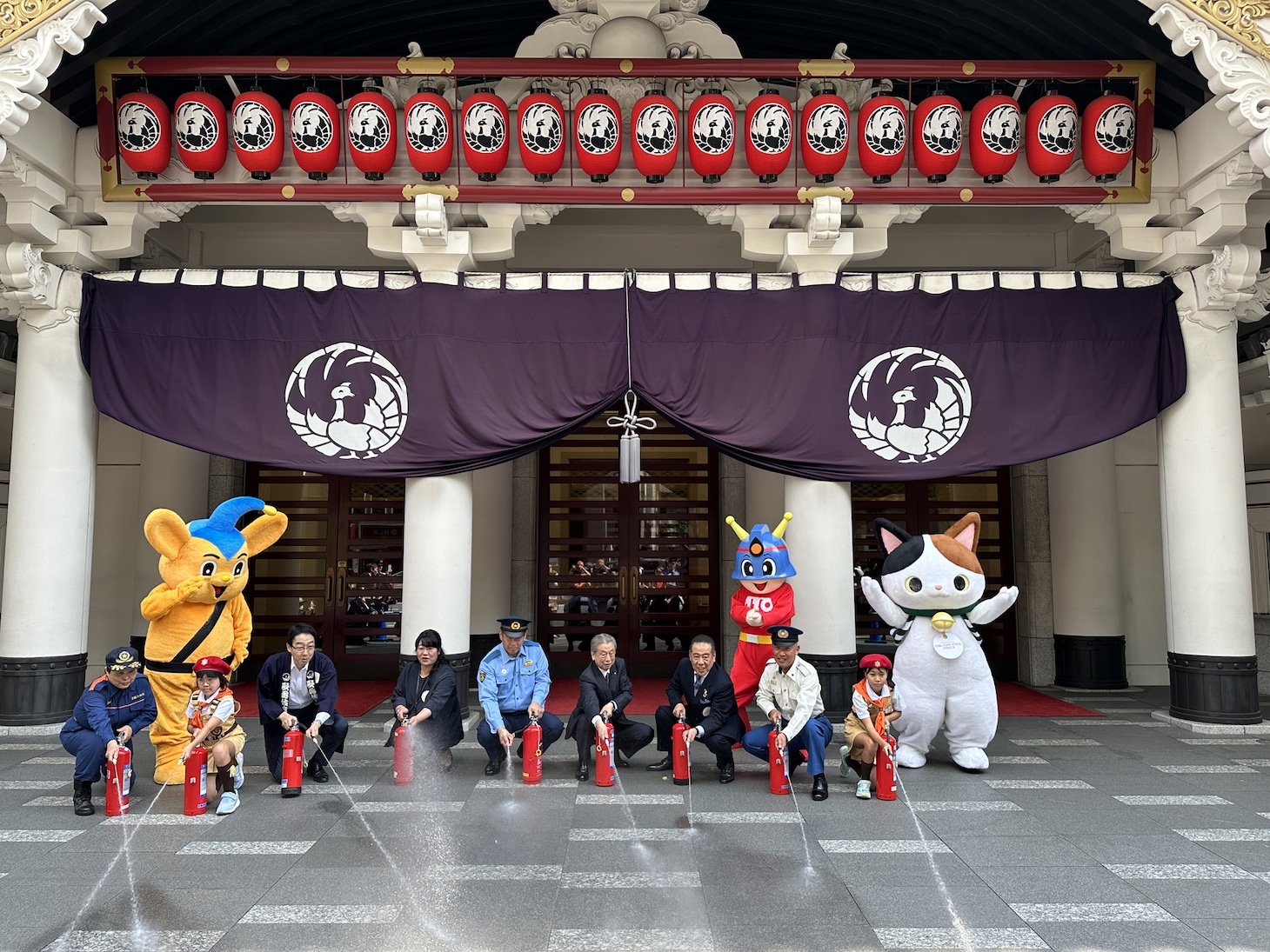 「HIGASHIGINZA BOUSAI FES 2023」より、水消火器の体験の様子。