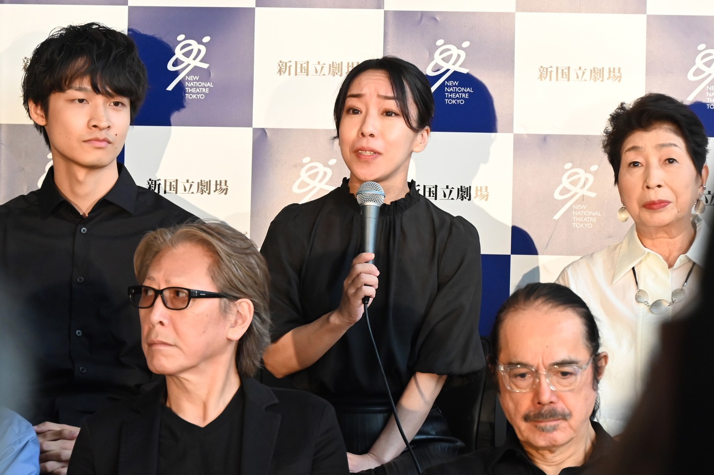 永田江里（上段中央）