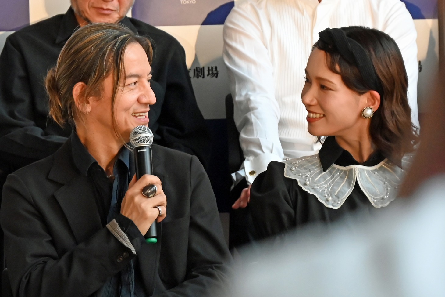 見つめ合う岡本健一（左）とソニン（右）。