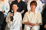 左から中嶋朋子、浦井健治。