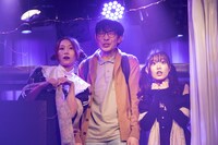 舞台「怪獣は襲ってくれない」より。