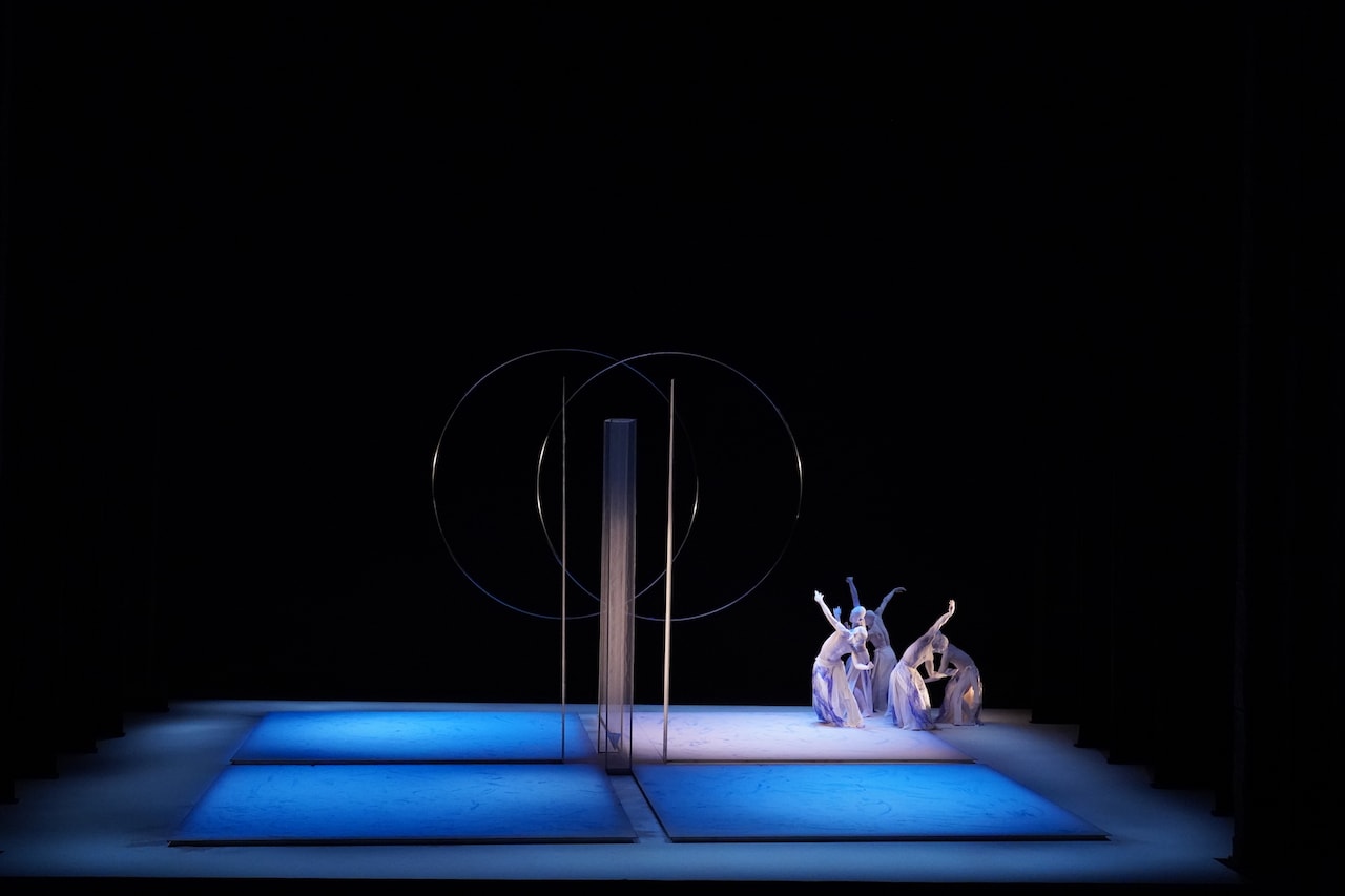 山海塾「TOTEM 真空と高み」幕開け、天児牛大「静かな時間の流れを感じ