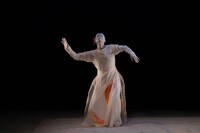 山海塾「TOTEM 真空と高み」より。(c)Sankai Juku