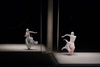 山海塾「TOTEM 真空と高み」より。(c)Sankai Juku