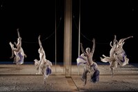 山海塾「TOTEM 真空と高み」より。(c)Sankai Juku