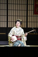 新橋演舞場9月公演「ふるあめりかに袖はぬらさじ」より。