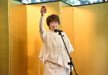 乾杯の音頭を取る宮本信子。