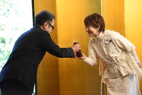 乾杯をする三谷幸喜（左）と宮本信子（右）。