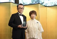 左から三谷幸喜、宮本信子。