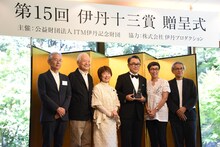 選考委員らと記念撮影する三谷幸喜。左から周防正行、南伸坊、宮本信子、三谷、平松洋子、中村好文。