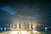 マームとジプシー「cocoon」より。（撮影：岡本尚文）