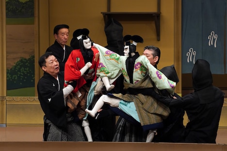 未来へつなぐ国立劇場プロジェクト 初代国立劇場さよなら公演「令和5年8・9月文楽公演」第一部「通し狂言 菅原伝授手習鑑」三段目「喧嘩の段」より。（提供：国立劇場、撮影：小川知子）
