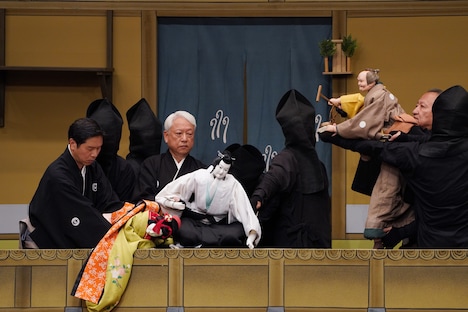 未来へつなぐ国立劇場プロジェクト 初代国立劇場さよなら公演「令和5年8・9月文楽公演」第一部「通し狂言 菅原伝授手習鑑」三段目「桜丸切腹の段」より。（提供：国立劇場、撮影：小川知子）