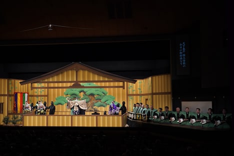 未来へつなぐ国立劇場プロジェクト 初代国立劇場さよなら公演「令和5年8・9月文楽公演」第二部「寿式三番叟」より。（提供：国立劇場、撮影：小川知子）