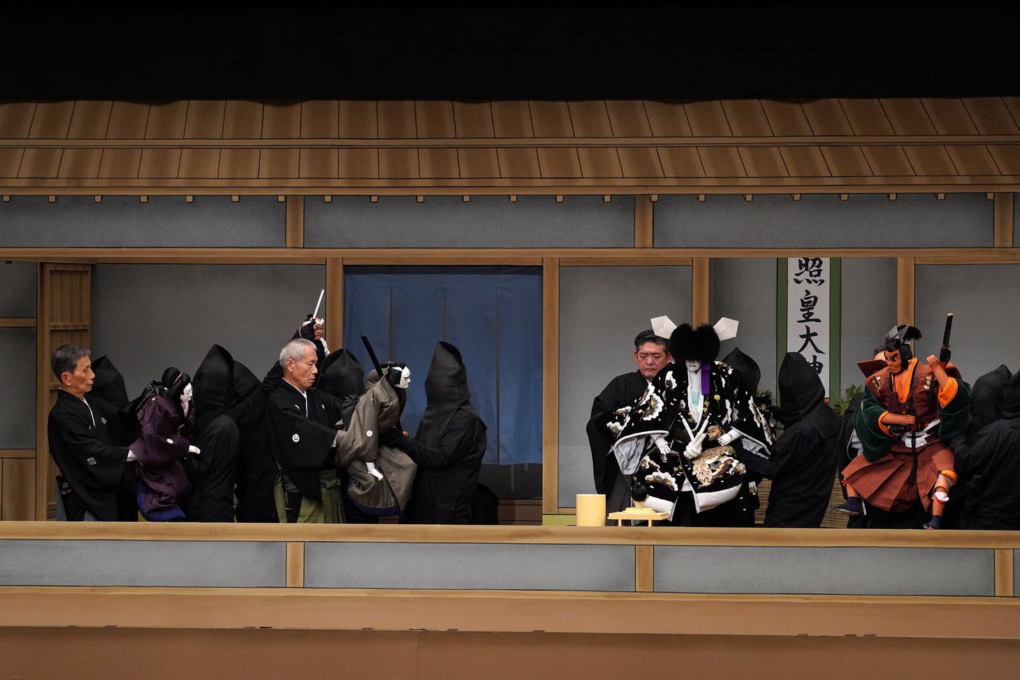 未来へつなぐ国立劇場プロジェクト 初代国立劇場さよなら公演「令和5年8・9月文楽公演」第二部「通し狂言 菅原伝授手習鑑」四段目「寺子屋の段」より。（提供：国立劇場、撮影：小川知子）