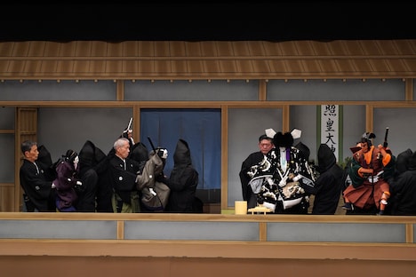 未来へつなぐ国立劇場プロジェクト 初代国立劇場さよなら公演「令和5年8・9月文楽公演」第二部「通し狂言 菅原伝授手習鑑」四段目「寺子屋の段」より。（提供：国立劇場、撮影：小川知子）